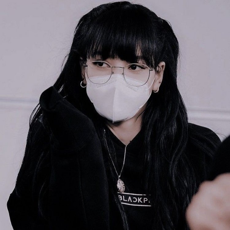 Lalisa Manoban with black hair
