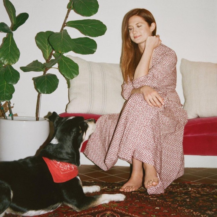 Bonnie Wright barefoot