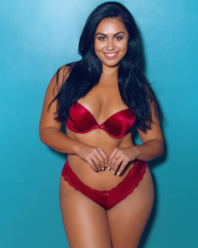 Aisha Perry plus size model in bikini