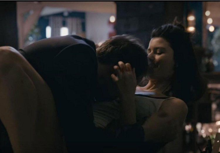 Beren saat bed scenes in movies