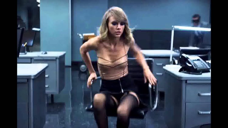 Taylor Swift breasts