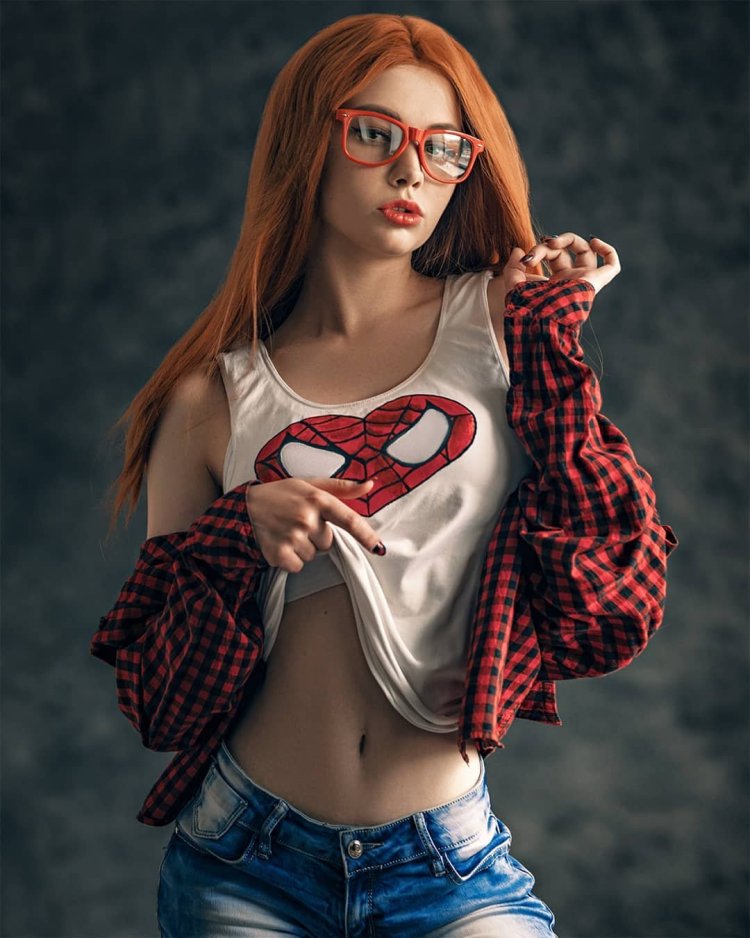 Spiderman girl curvy