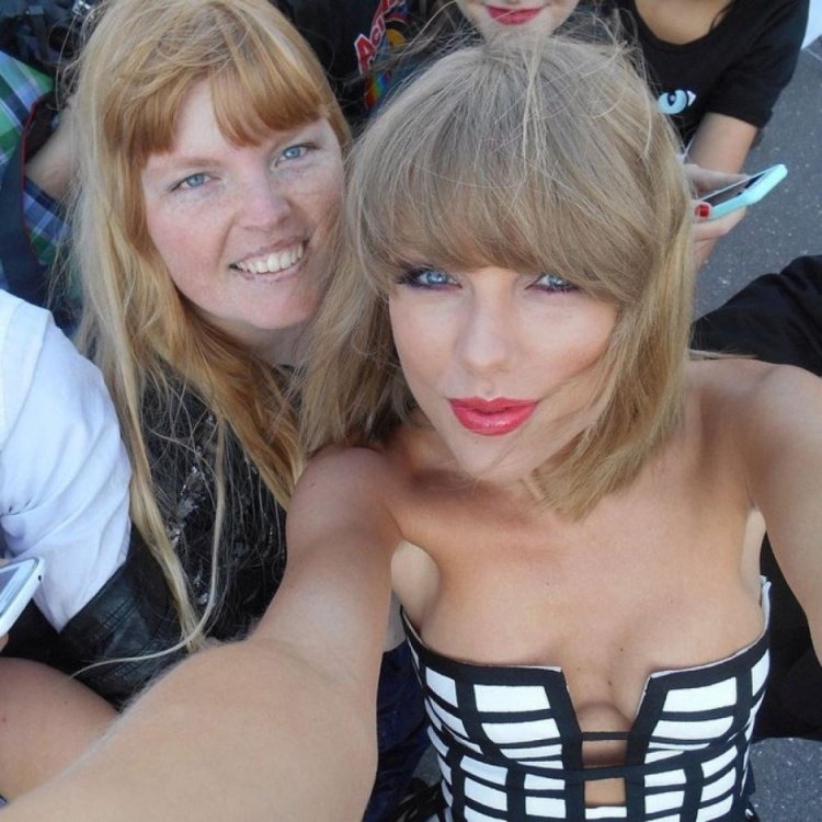 Taylor swift selfie