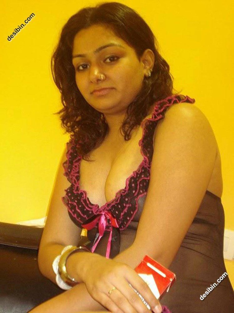 Pakistani aunty desi selfie boobs
