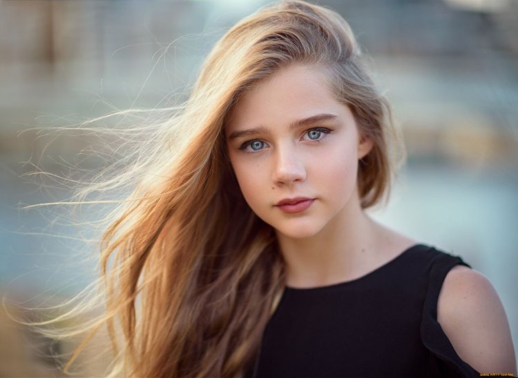 Photos of beautiful girls 14 years old portraits fair-haired on avu