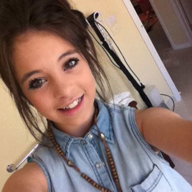 14 Years Old American Girl Selfie