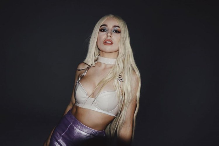 Ava max figure