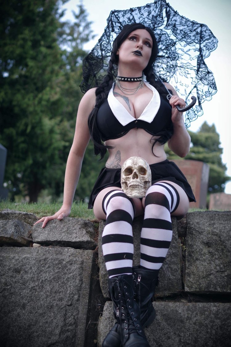 Veronica Black cosplay Addams