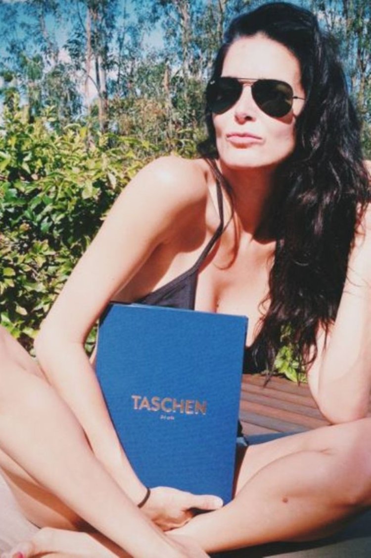 Angie Harmon barefoot