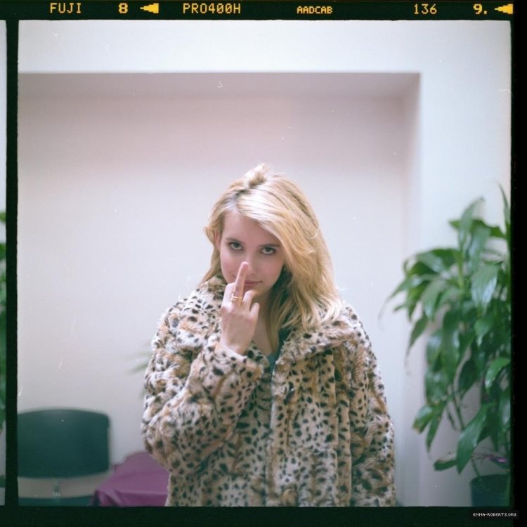 Emma Roberts shows fake