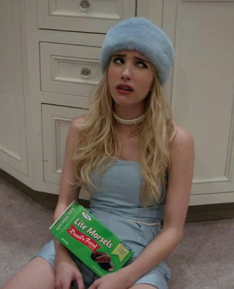 Emma Roberts scream queens in black