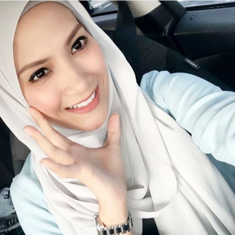 Girl in hijab selfie