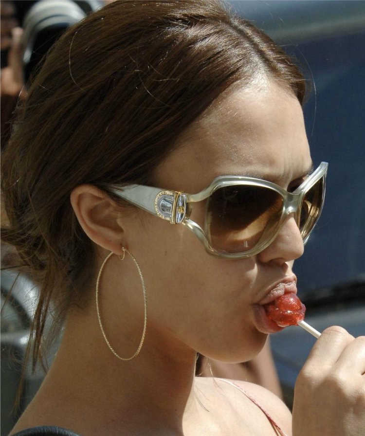 Jessica Alba finger