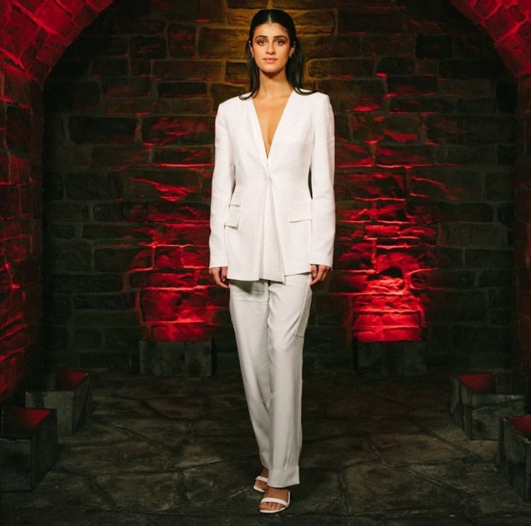 Anya Chalotra photo legs