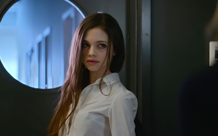 India Eisley dark mirror