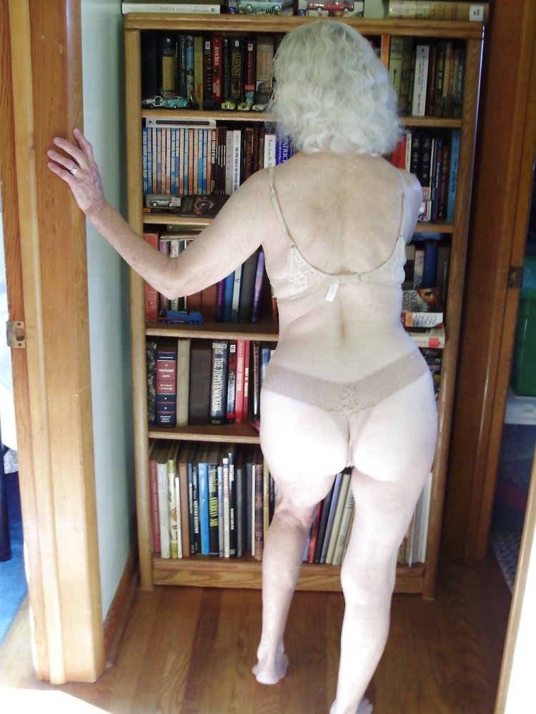 Susan Sarandon neckline