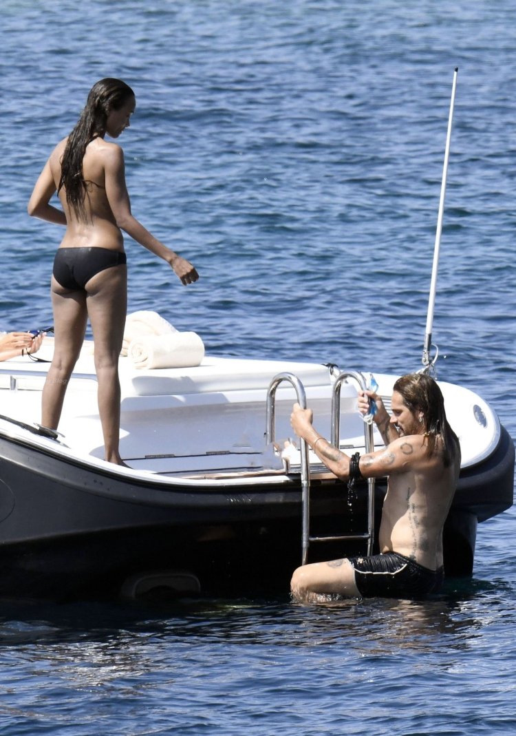 Zoe Saldana topless yacht