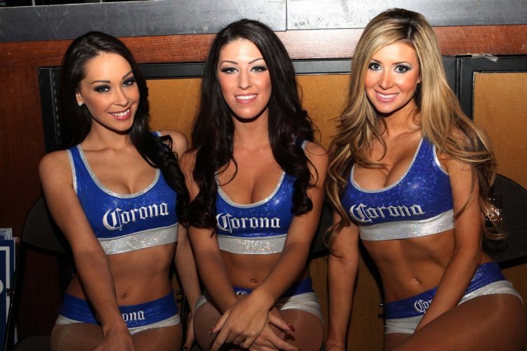 Ring girls Corona Extra