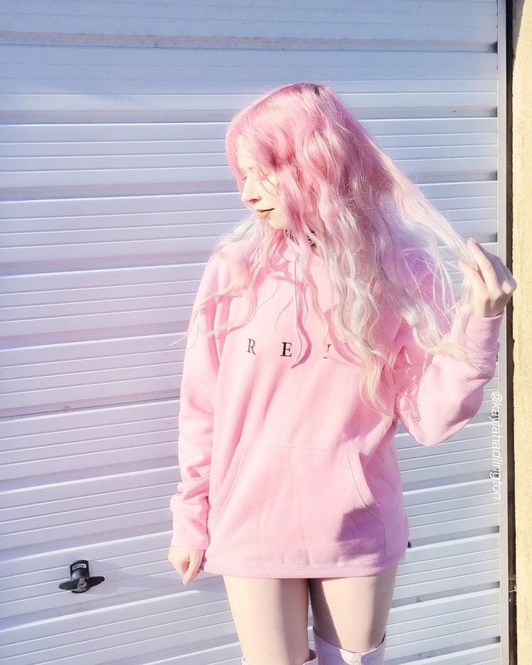 Girls in bathing suits paw