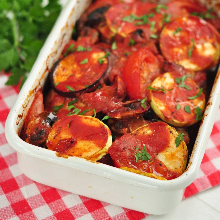 Baked vegetables in tomato sauce