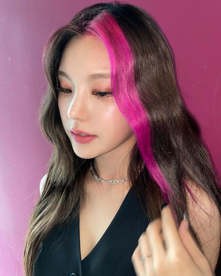 Itzy Yeji with pink hair