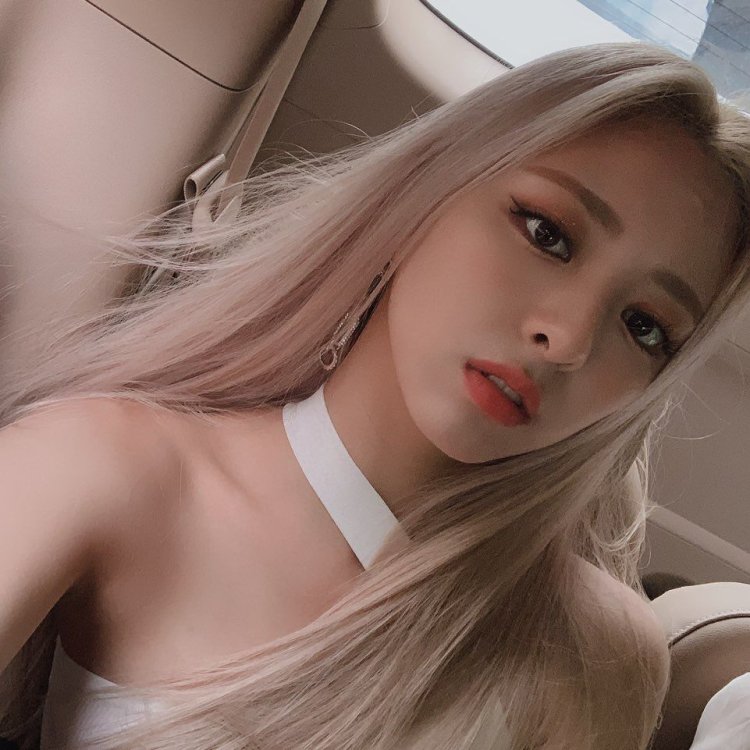 Itzy Yuna Blond