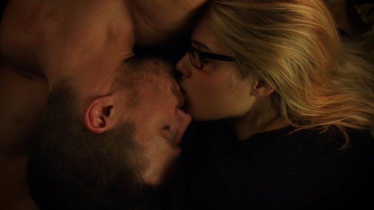 Oliver and Felicity kiss