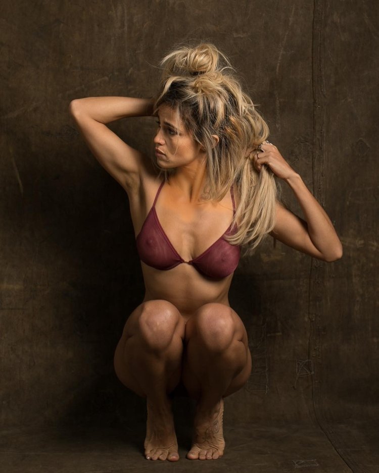 Nanda Costa candidly