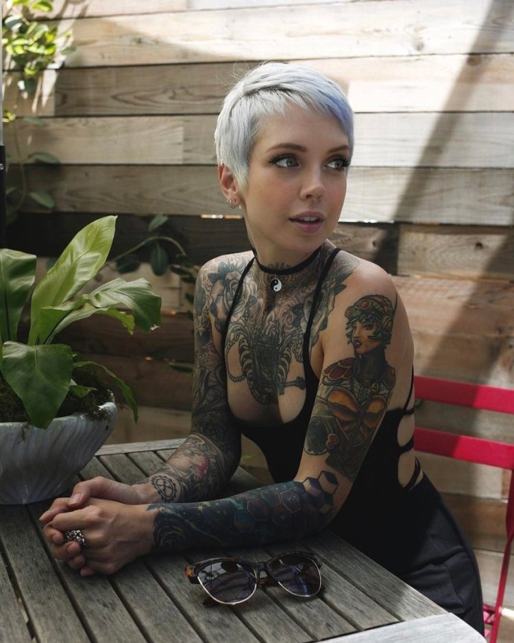 Short women's haircut to the side