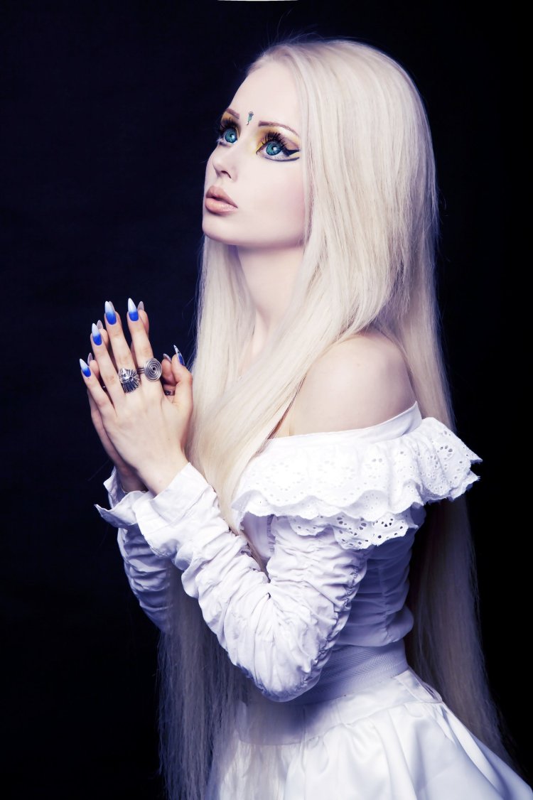 Valeria Lukyanova cosplayer