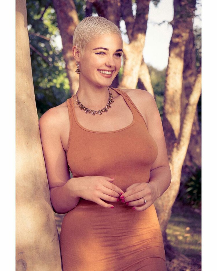 Stefania Ferrario piercing