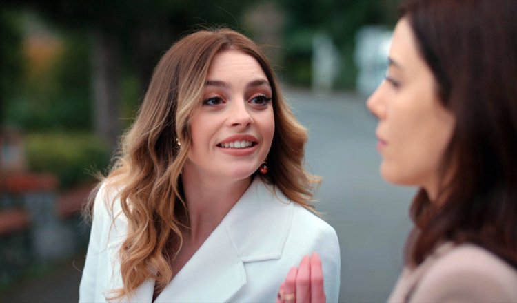 Cansu dere and Melisa Sezen