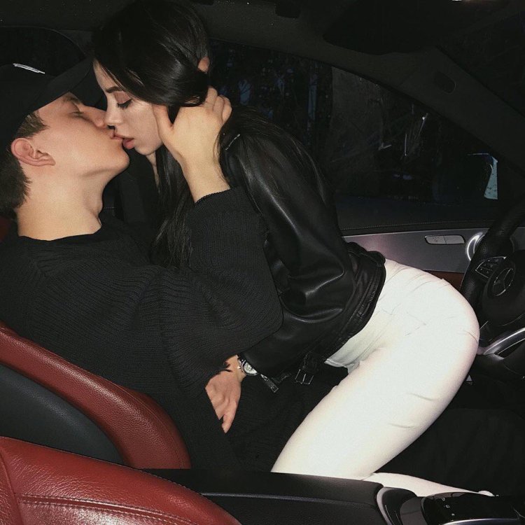 Kiss in the car