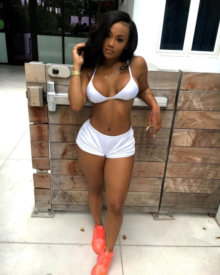 Model big black ebony