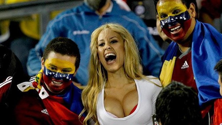 Kagney linn karter football fan