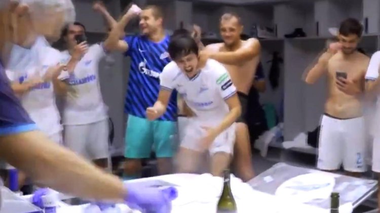 Dziuba and Azmun in the locker room