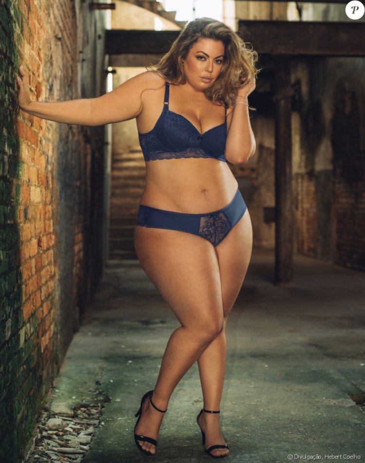 Latecia Thomas in lingerie