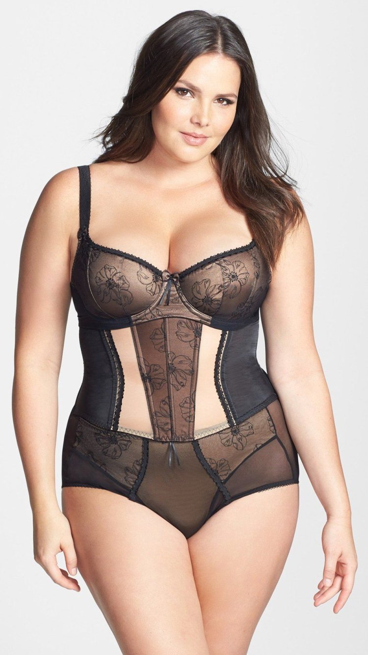 Latecia Thomas in lingerie