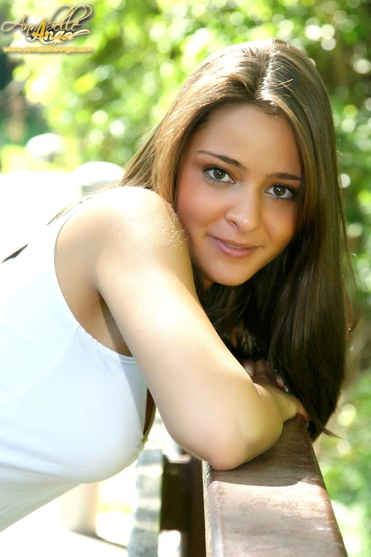 Annabelle Angel in jeans