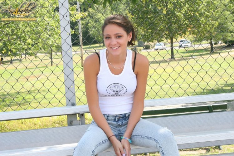 Annabelle Angel in jeans