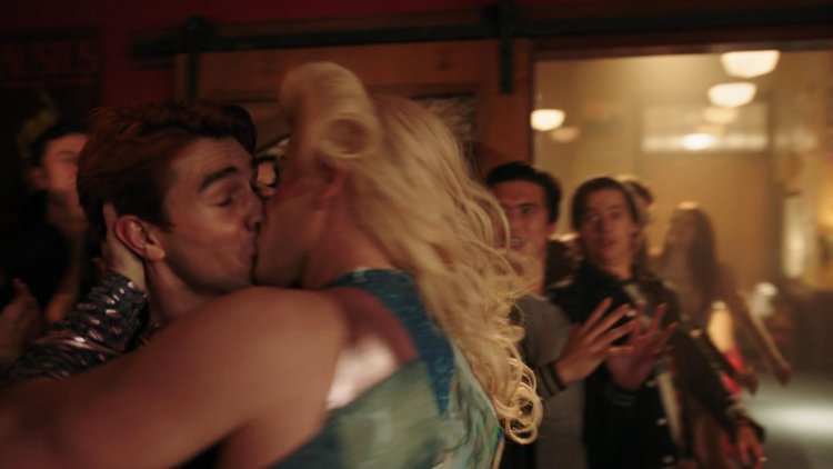 Riverdale kiss kevin and archie