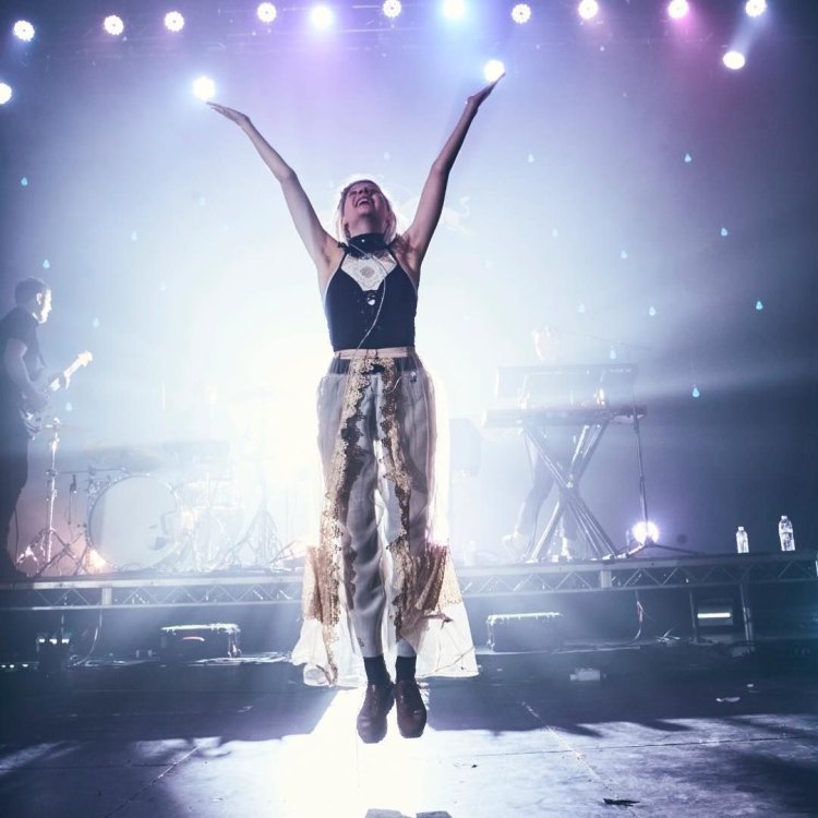 Aurora Aksnes stage persona