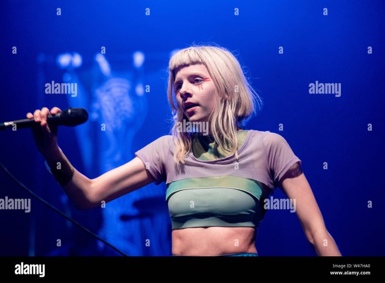 Aurora Norwegian Plum Singer