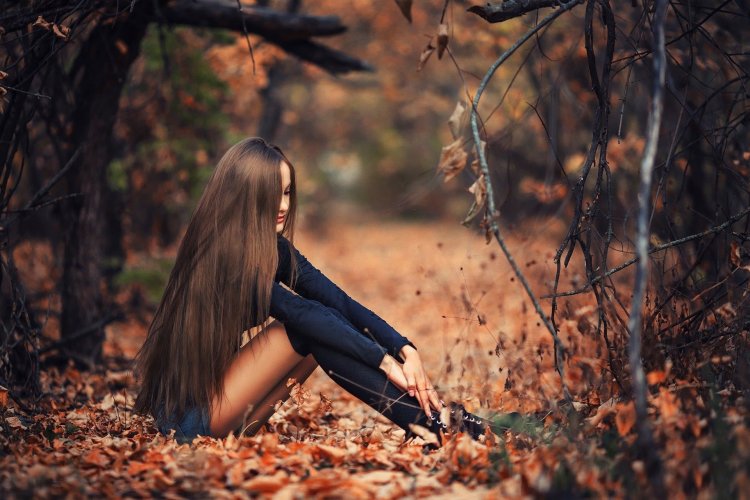 Autumn photo session in the forest for a girl