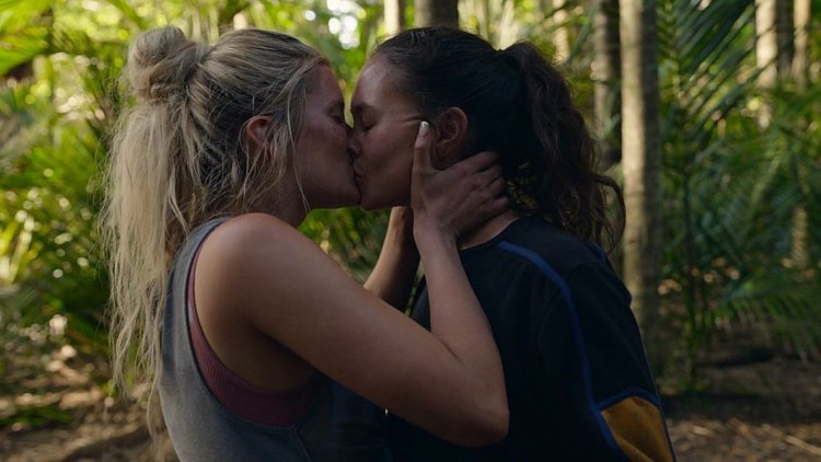 Amanda Alice Lee in bikini