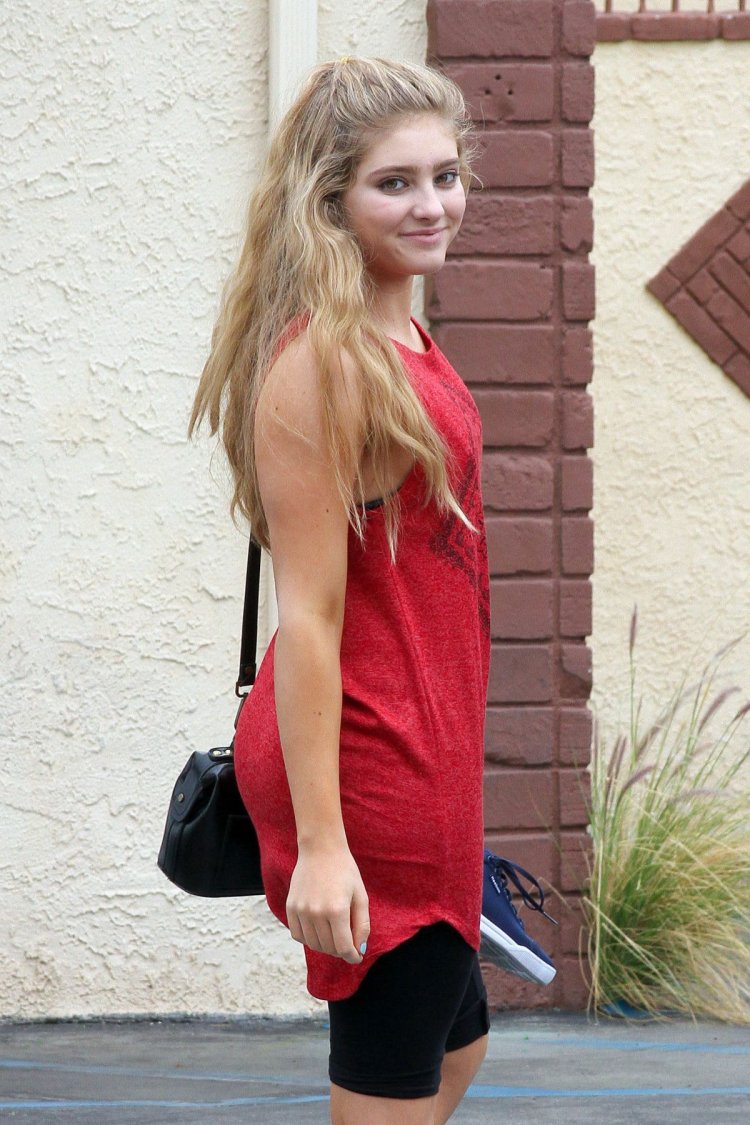 Willow Shields full body
