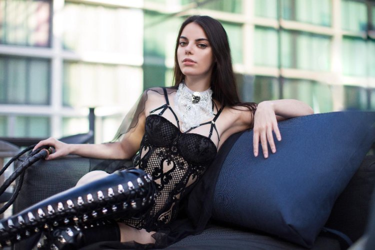 Veya Vesper Dominatrix