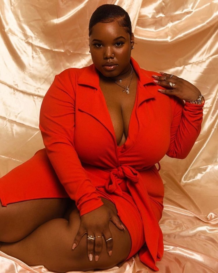 Women with wide hips and buttocks