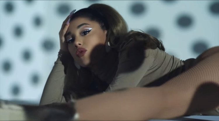 Ariana grande twerk 34 35