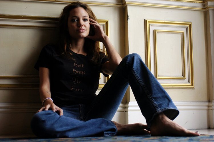 Angelina Jolie 2004 young